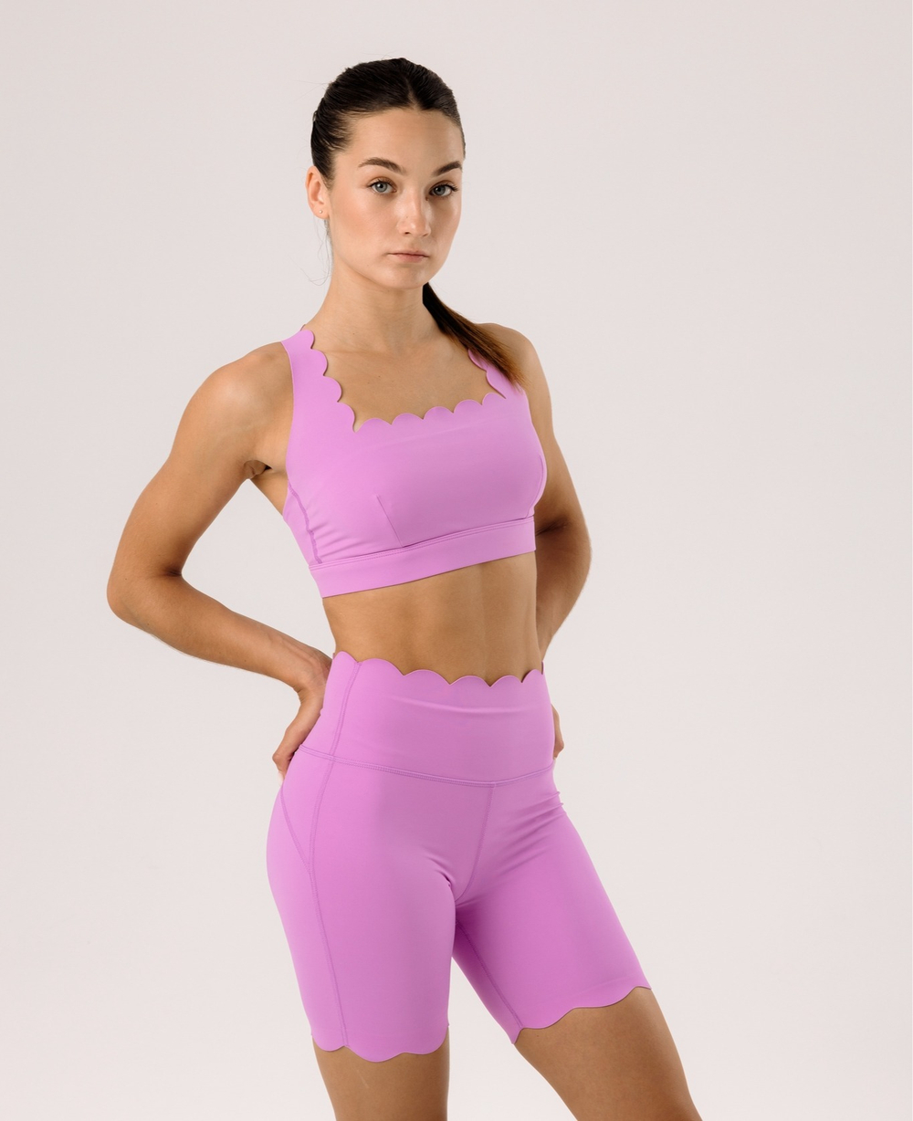 Костюм с базовым топом и велосипедками с волнообразными краями