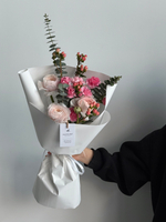 Сборный букет из гиперикума, ранункулюсов, кустовых диантусов и эвкалипта