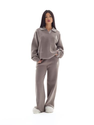 Костюм в цвете капучино с вышивкой и воротом-поло