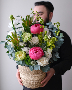 Корзина с тропическими орхидеями, розами Вегги и пионами Корал Шарм