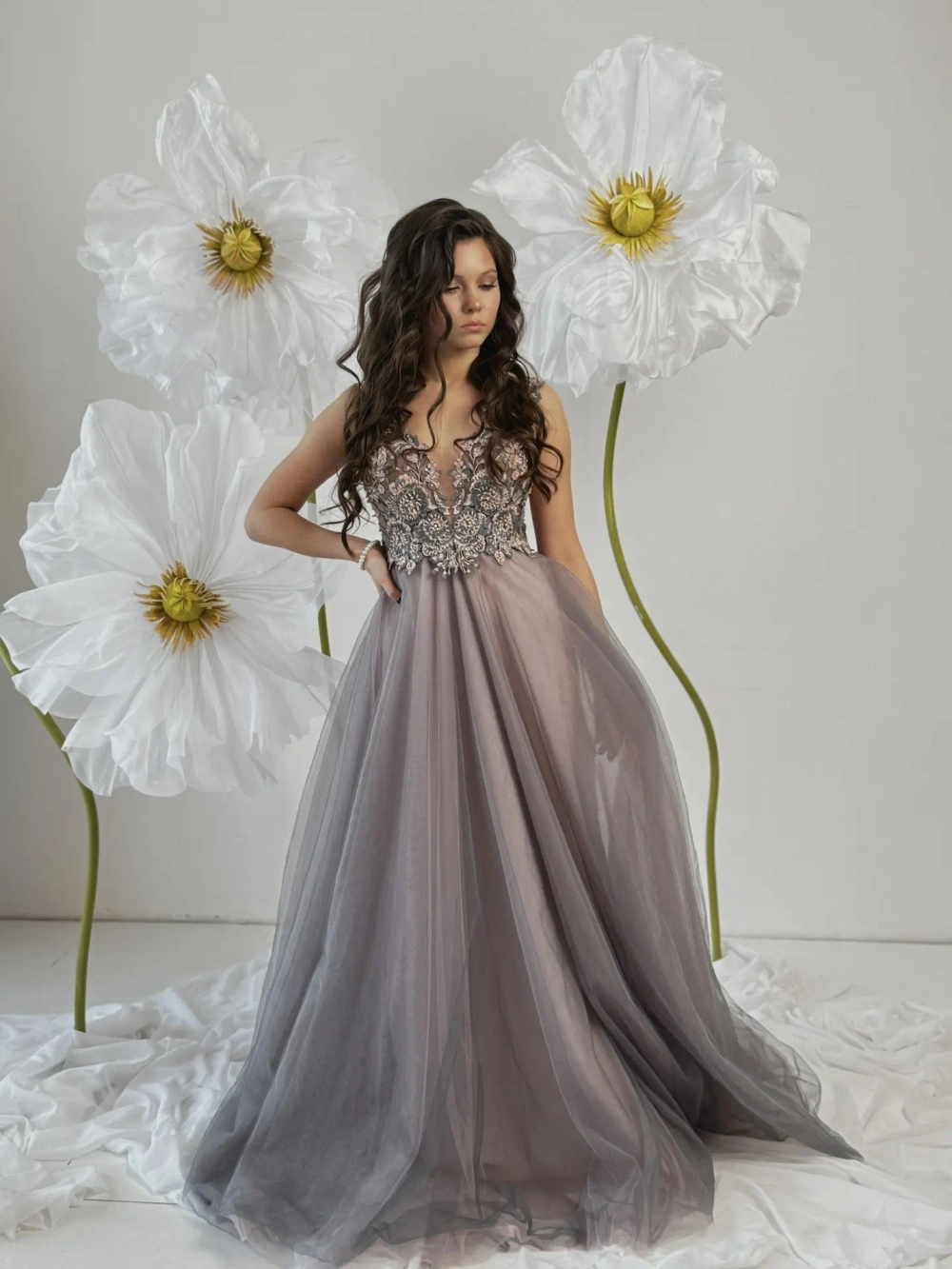 Платье вечернее с цветами и вышитым лифом