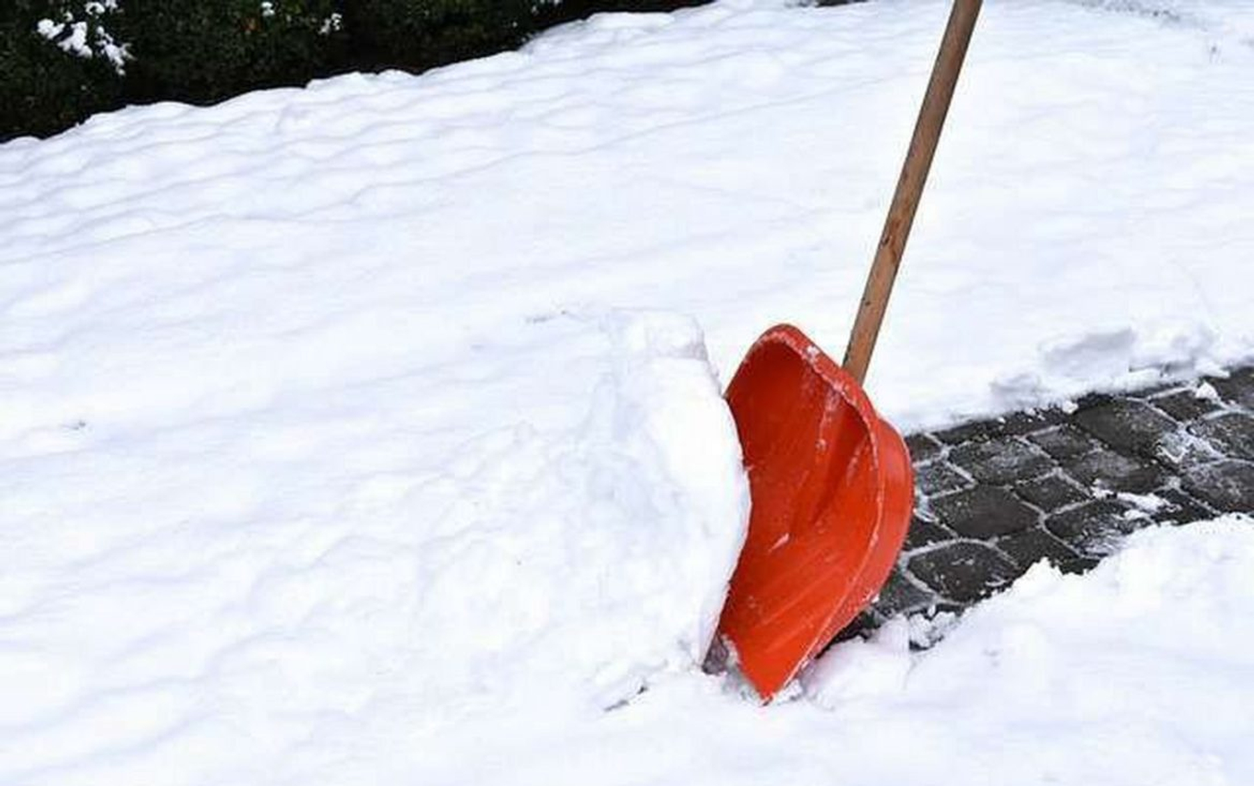 Цокольная плитка и снеговая нагрузка: почему отваливается облицовка после зимы