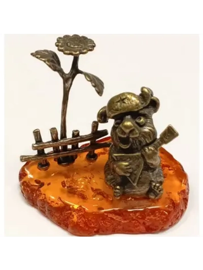 Бронзовая статуэтка на янтаре