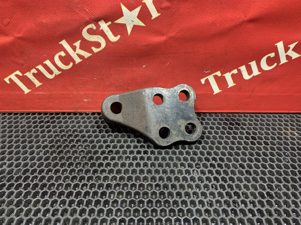 Кронштейн переднего амортизатора левый 2023г