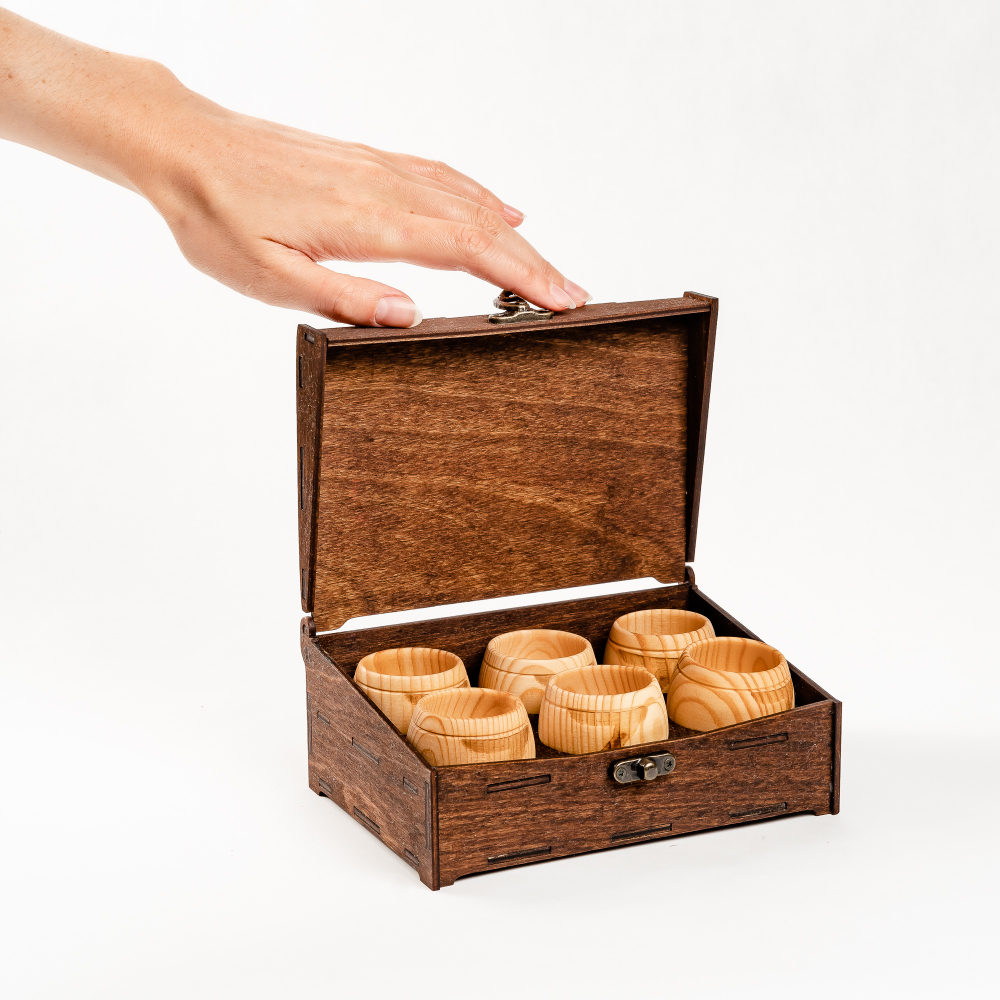 Подарочный набор рюмки (стопки) из древесины кедра в шкатулке PK45