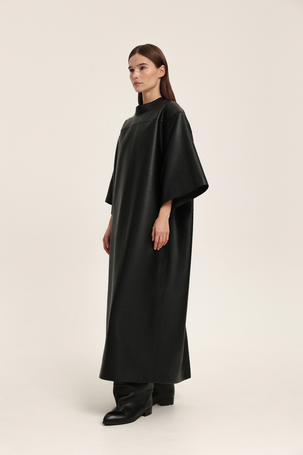 Платье-футболка из экокожи