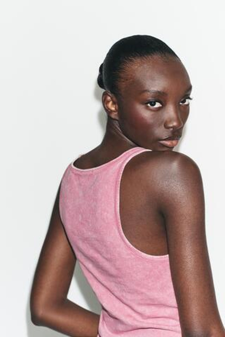 ZARA ФУТБОЛКА В СТИЛЕ РУСТИК НА БРЕТЕЛЯХ, ЦВЕТ РОЗОВОГО МЕЛА