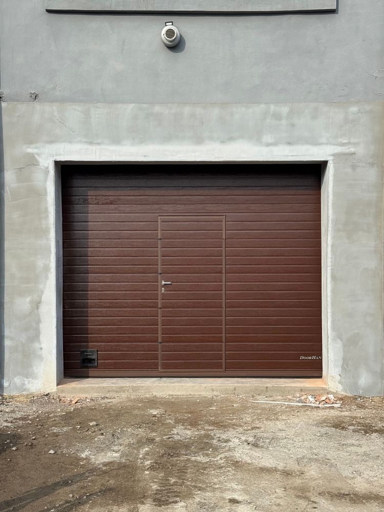 Секционные ворота с калиткой