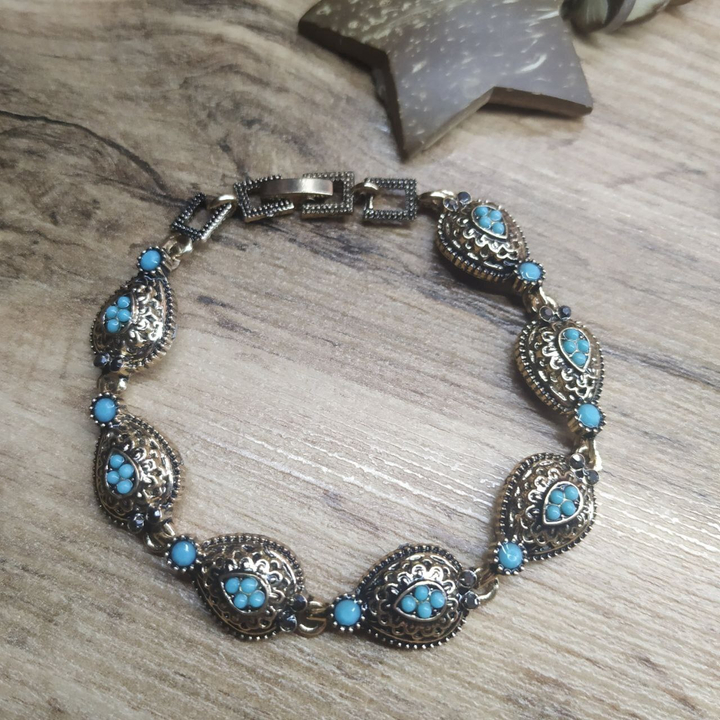 Браслет Vogue Капля стразы графитовые бусинки голубые металл золотистый на красном бархате