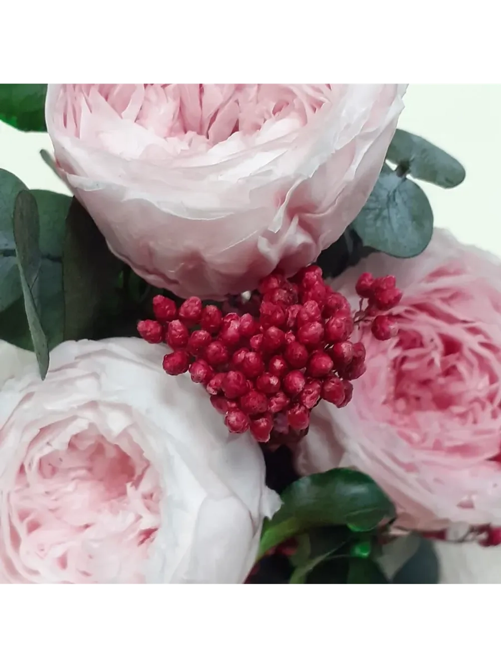 композиция из пионов, эвкалипта, лимониума