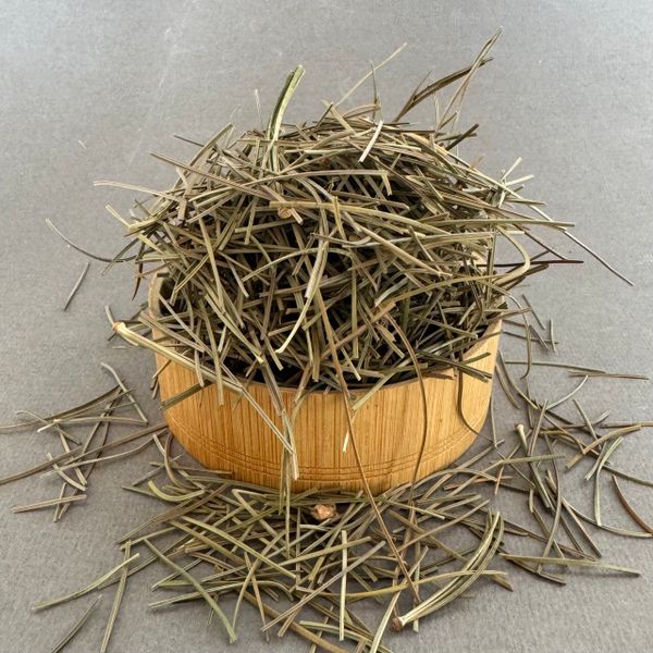 Хвоя кедра сибирского подсушенная, рубленная.