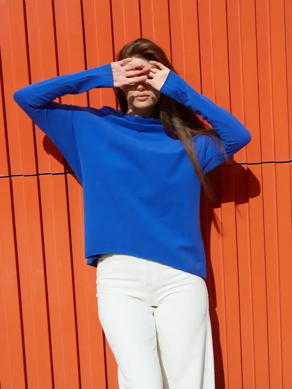 Лонгслив оверсайз с вырезом лодочка синий