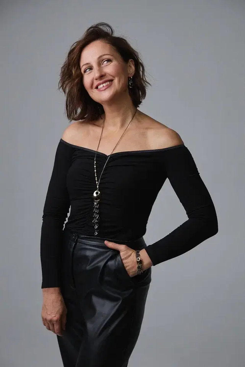 Колье графит с золотой "пуговицей" и подвесом из пуговиц графит