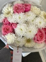 Авторский букет из хризантемы, яркой кустовой пионовидной розы и минигербер