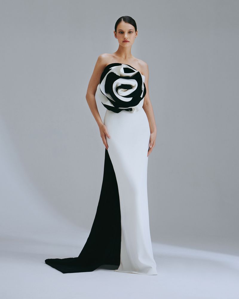 Платье из белого крепа с черно-белой бархатной розой