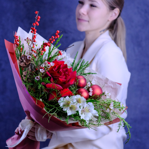 Купить Яркий зимний букет с французской розой и хвойными #701