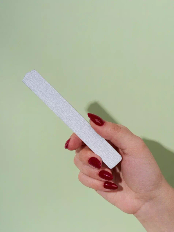 Почему ногти становятся ломкими после домашнего маникюра