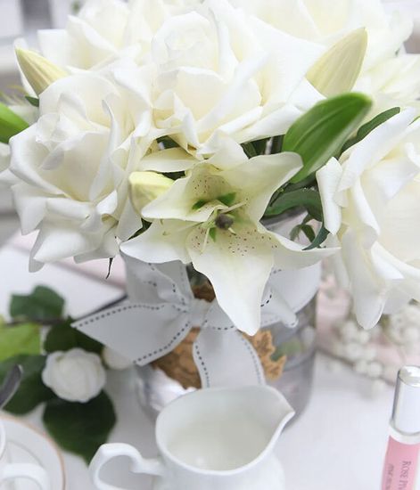 Лилии и розы цвета шампань в прозрачной вазе, Cote Noire