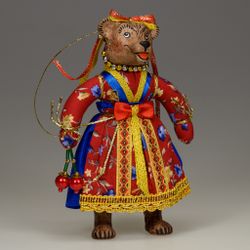 Ёлочная игрушка Медведица "Маша" с ягодкой