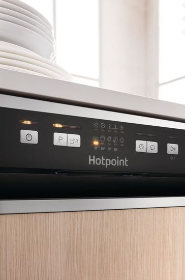 Встраиваемая посудомоечная машина Hotpoint-Ariston HBC 2B19