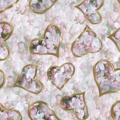 Золотые сердечки на белых цветах