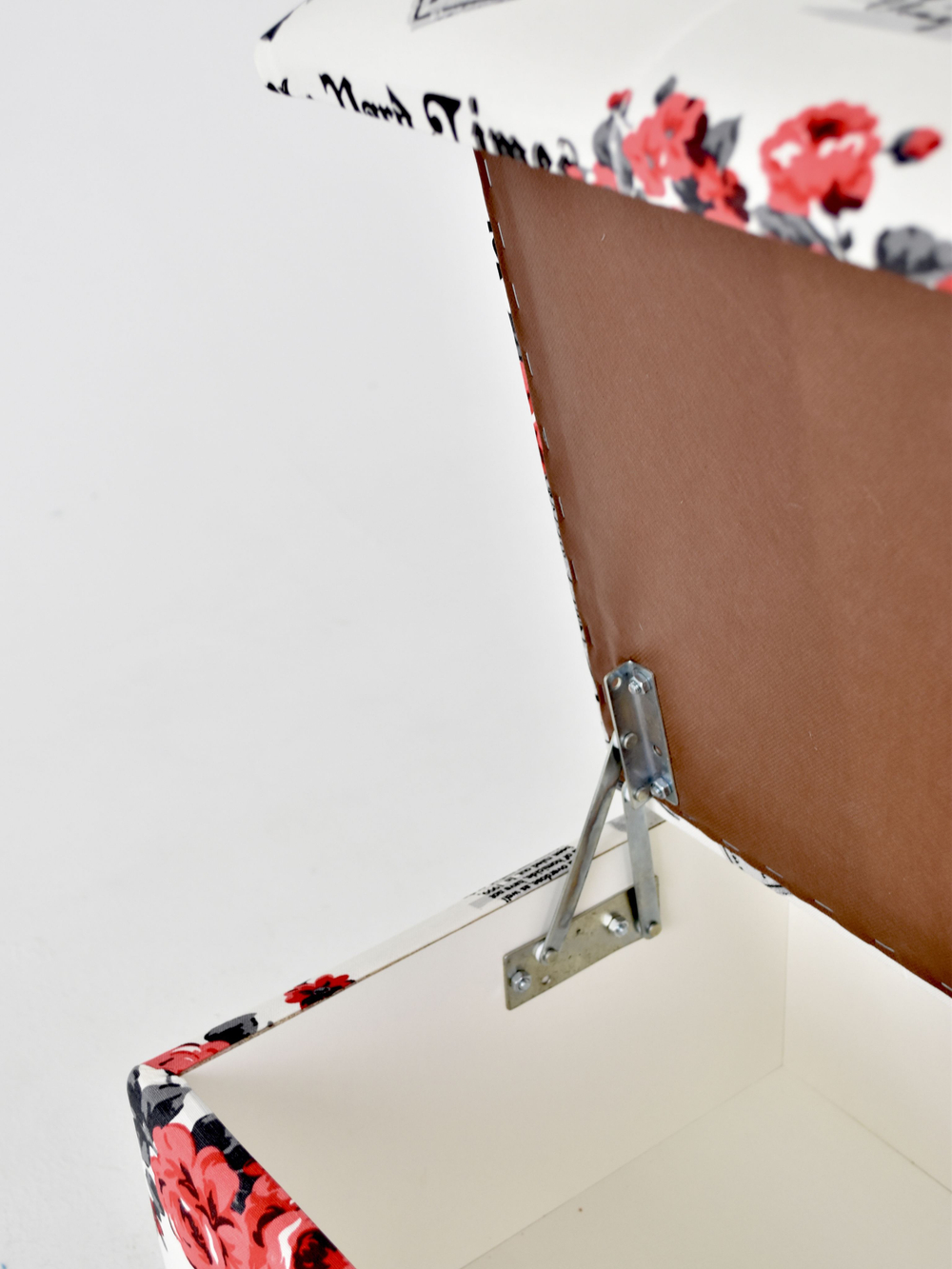 Стильный компактный диван Фабрики ОНИКС из практичного и износостойкого материала с оригинальным дизайном, вместительным ящиком для хранения, мягким наполнителем для дома, дачи и офиса