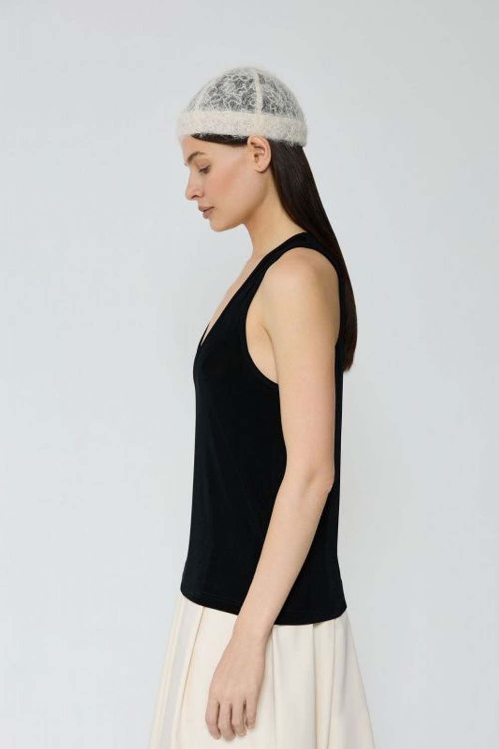 Майка с глубоким вырезом