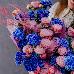 77. Необычный дизайнерский букет с синими диантусами и кустовой пионовидной розой