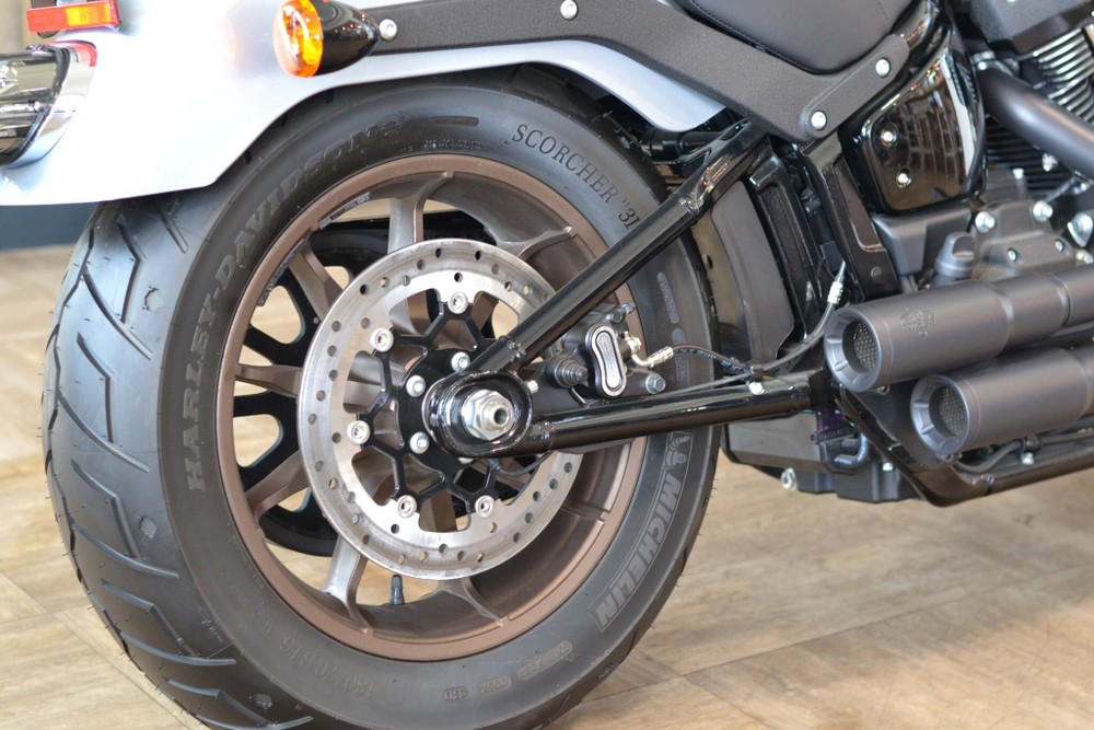 Low Rider S 114 (FXLRS), Softail Harley-Davidson 2020 Barracuda Silver