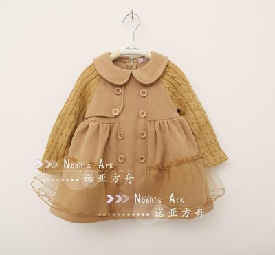 Платье детское с вязаными рукавами и многослойным подолом