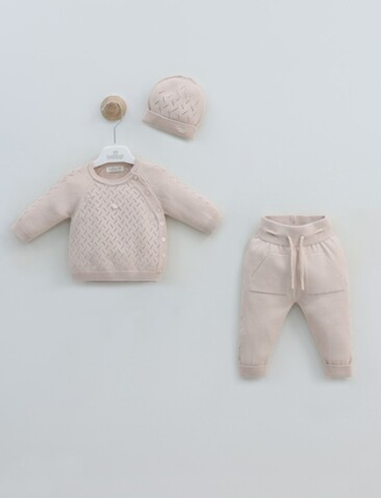 джемпер с брюками и шапочкой