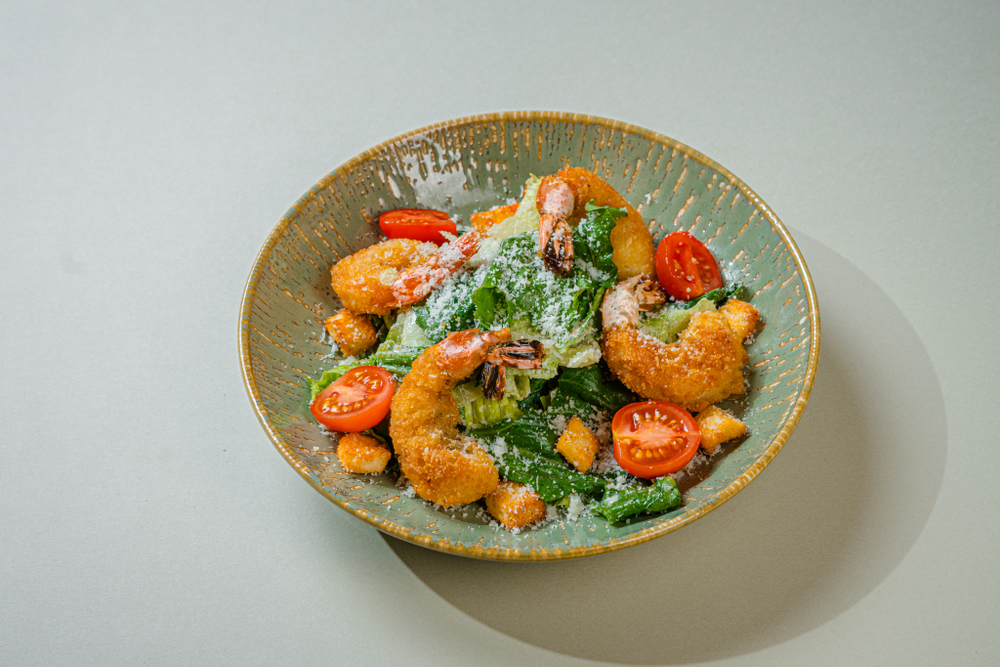 Салат цезарь с креветкой в кляре