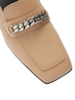 Женские кожаные бежевые лоферы с цепочкой