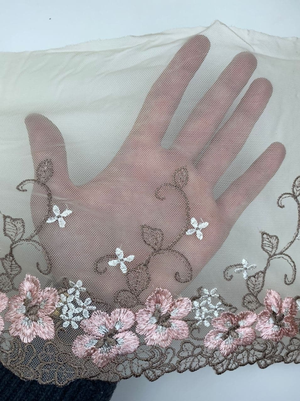 Вышивка на сетке бежевая с розовыми цветами 23 см