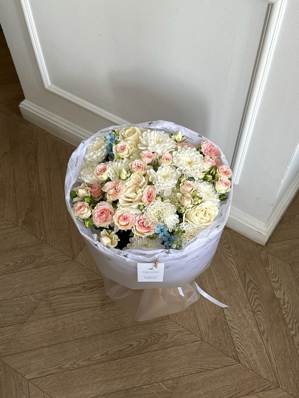 Букет из кустовых роз, одноголовых роз, хризантемы и оксипеталума