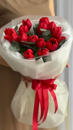 Красные тюльпаны премиум сорта и эвкалипт в воздушном оформлении от Флора Маркет