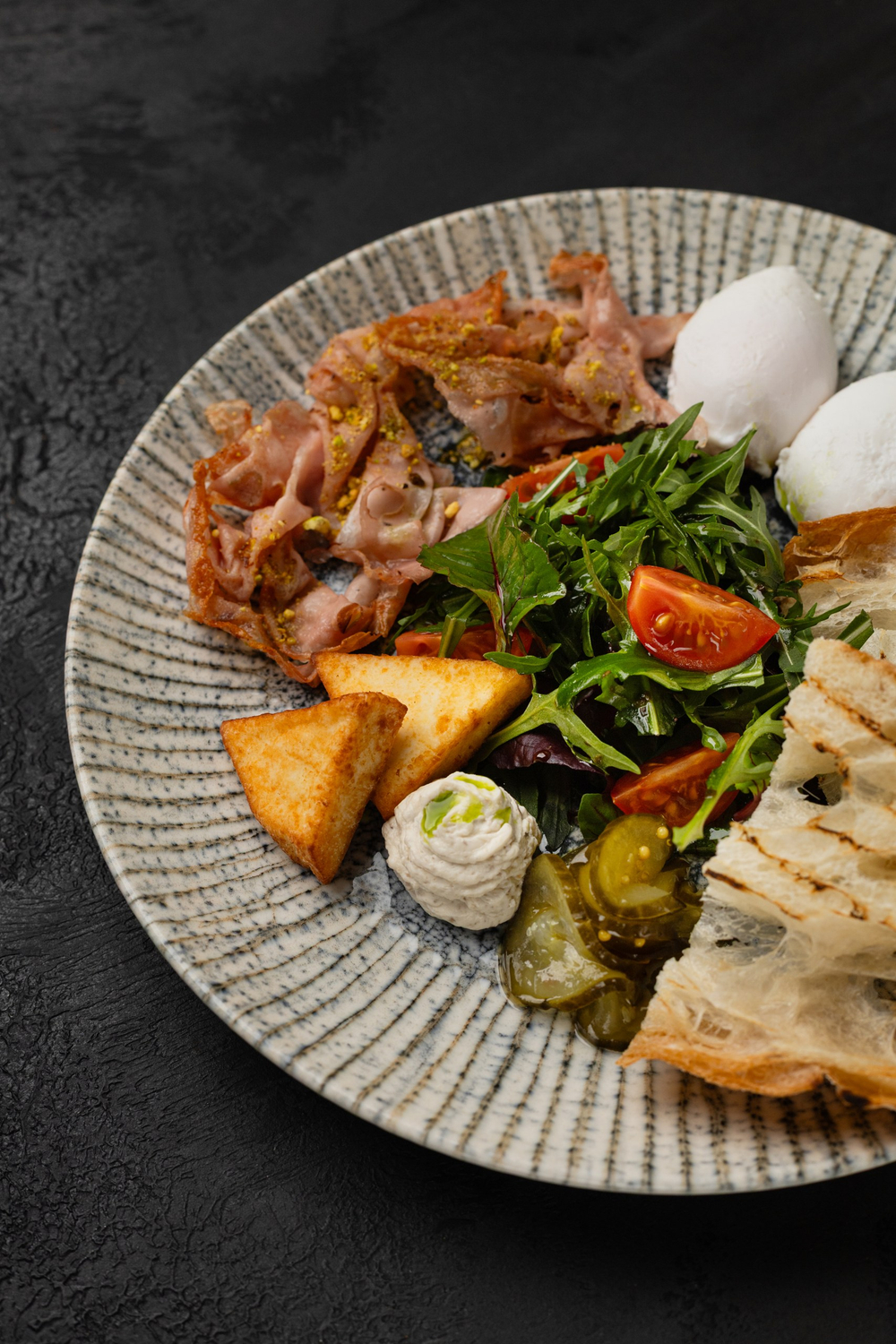 Яйца пашот с жареной итальянской ветчиной