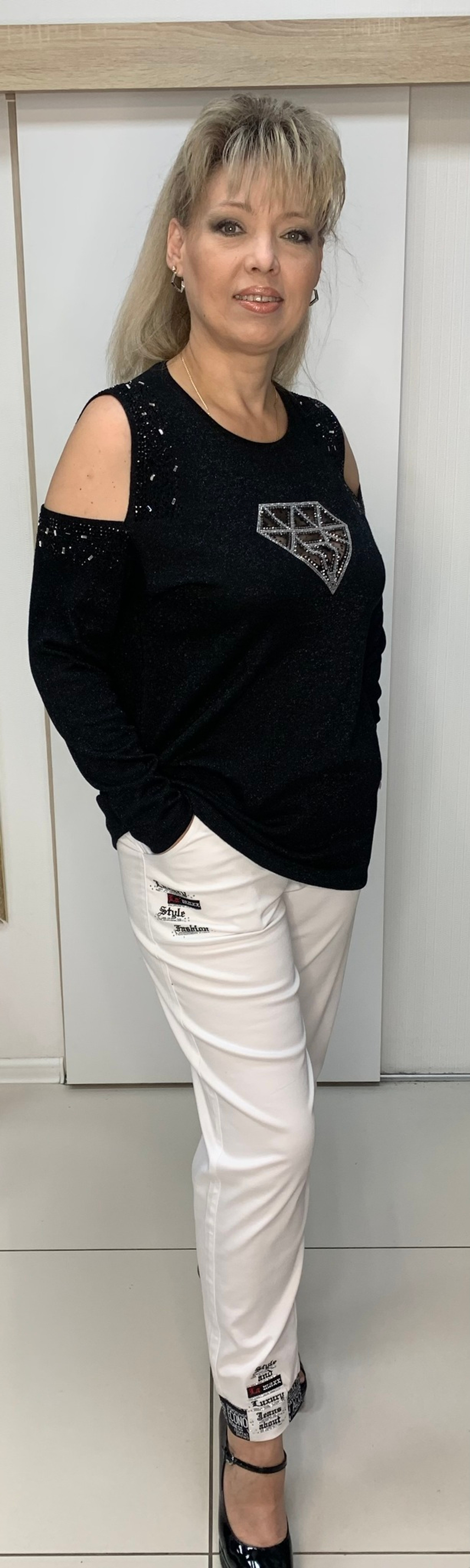 Черный джемпер со стразовым принтом