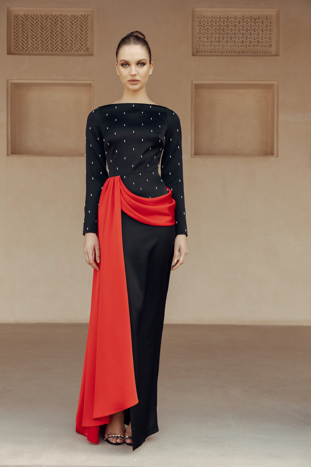 Платье макси сатиновое с вышивкой и драпированным поясом