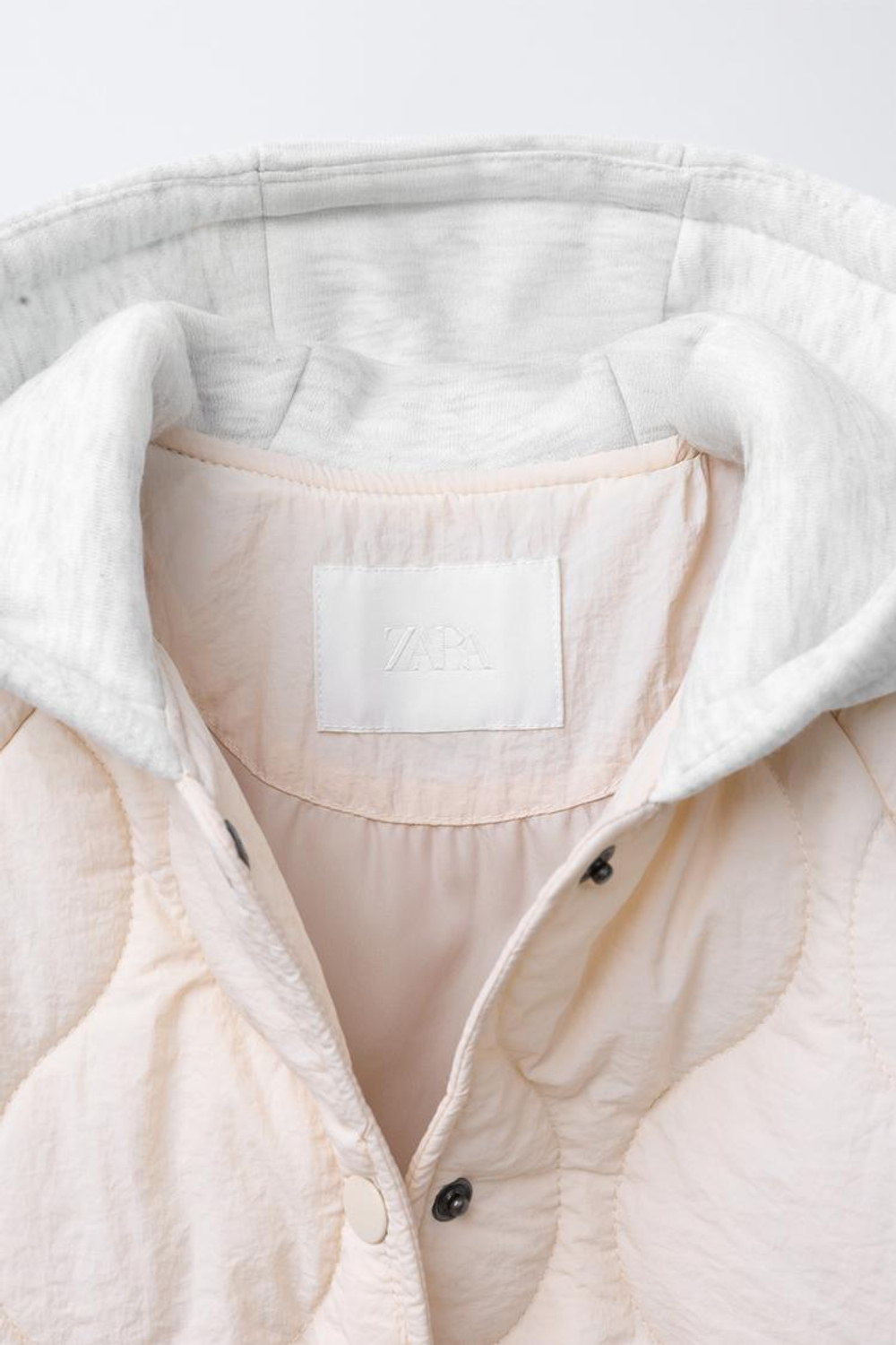 ZARA СТЕГАНАЯ КУРТКА С КАПЮШОНОМ И ВЫШИВКОЙ В ВИДЕ МЕДВЕЖОНКА, ЭКРЮ