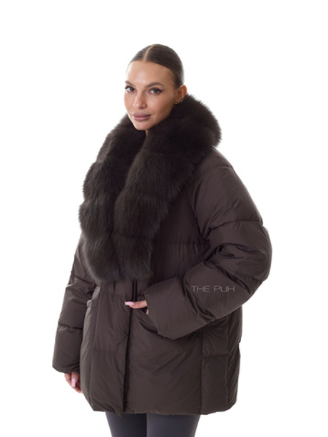 Шоколадный удлиненный пуховик с поясом и меховым воротником