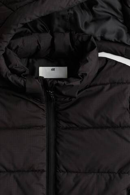 H&M Легкая утепленная куртка, черный
