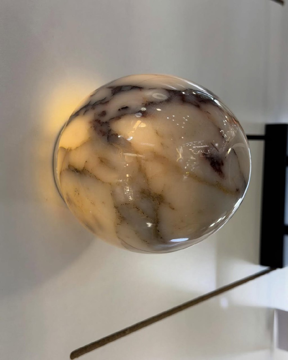 Настенное бра из натурального мрамора, представлено в двух размерах.