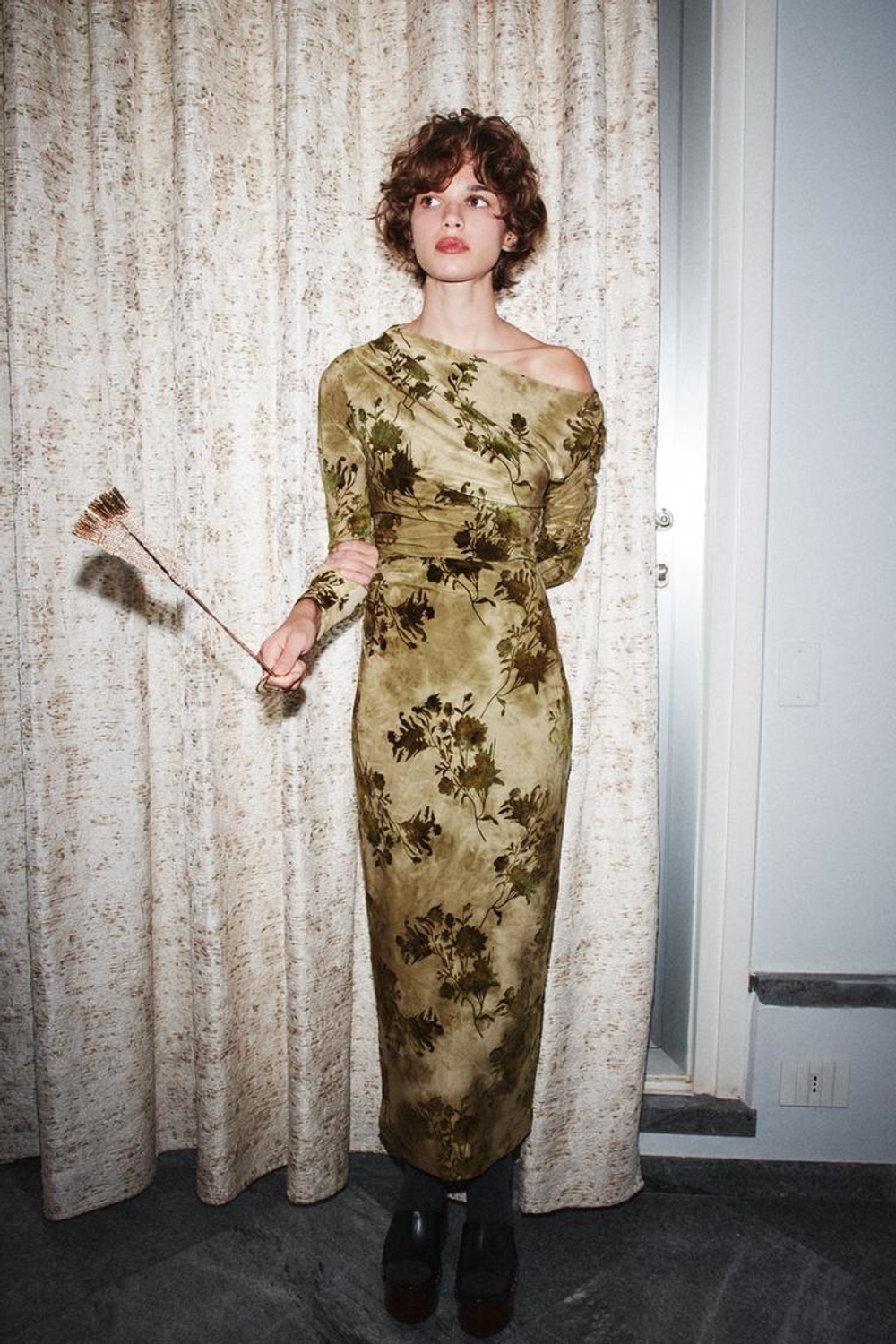 ZARA ПЛАТЬЕ ИЗ ФЛОКА СО СБОРКАМИ, СВЕТЛО-БЕЖЕВЫЙ