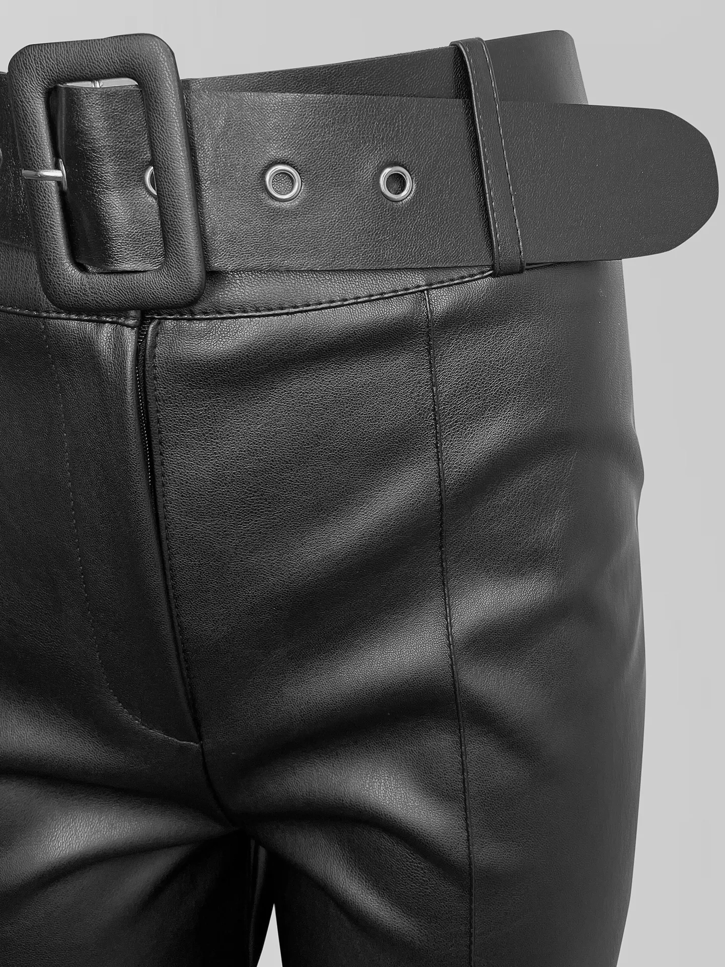 Брюки однотонные кожаные клеш от колена со стрелками