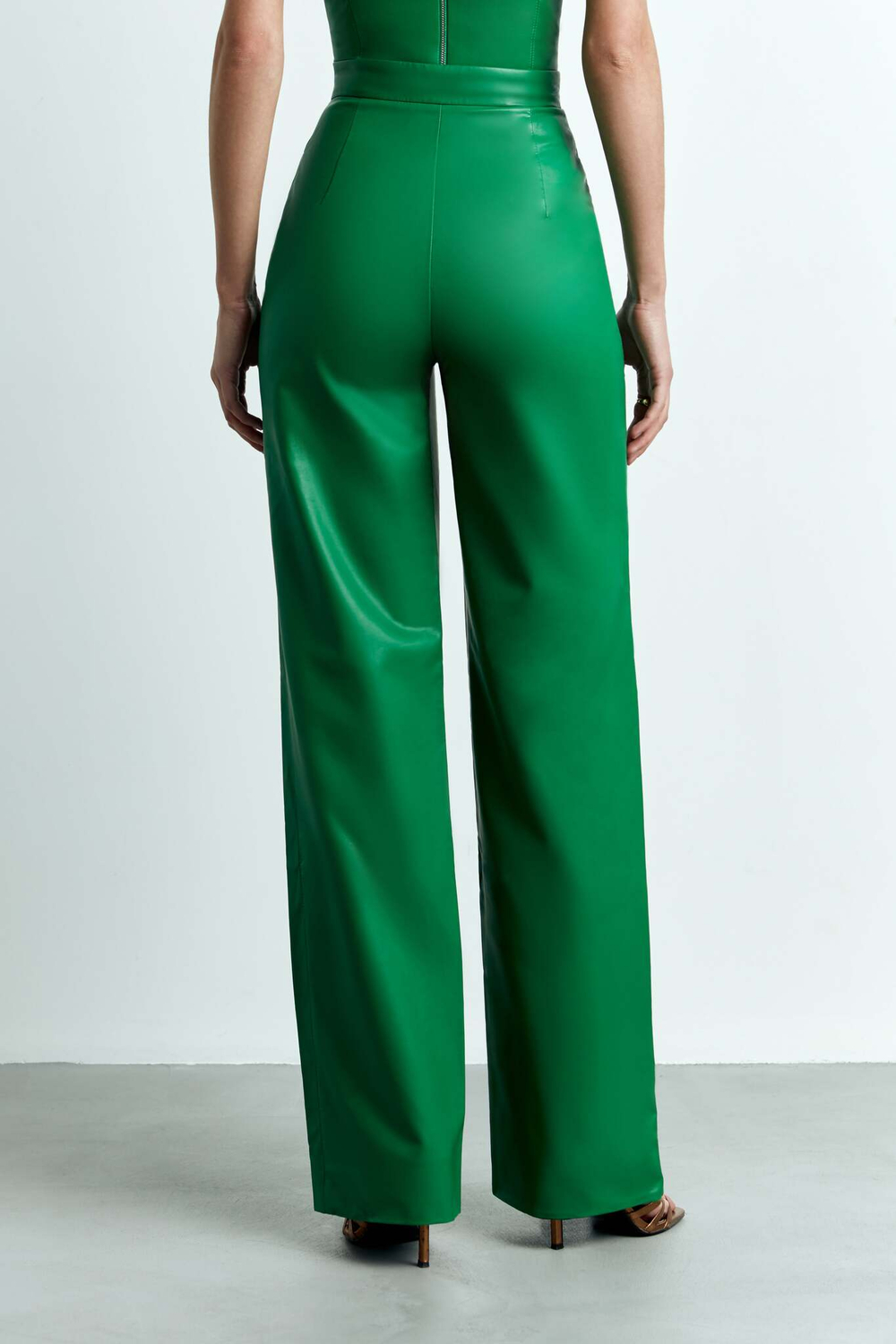 Прямые брюки с завышенной талией