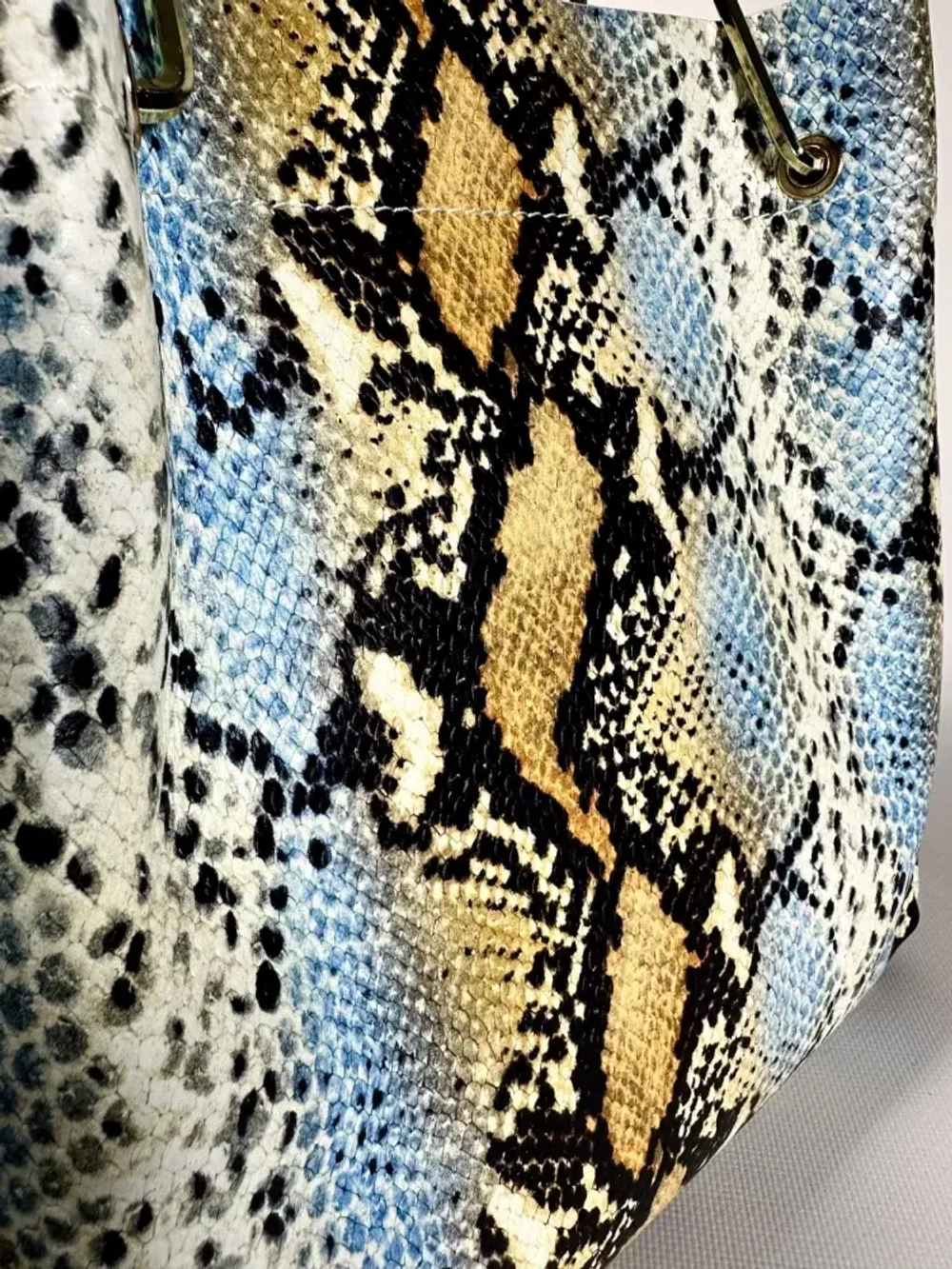 Женская желто-голубая сумка из натуральной кожи с тиснением питон