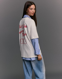 BERSHKA Футболка с коротким рукавом и принтом Beabadoobee, белый