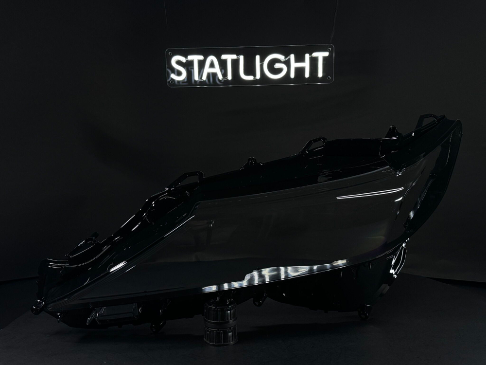 Левое стекло фары Toyota Camry XV70 2017-2020