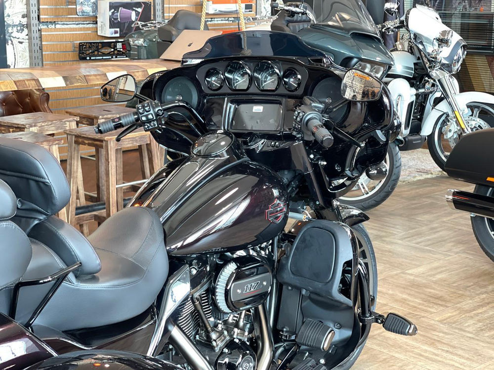 CVO TRI GLIDE 2021 Charred Crimson